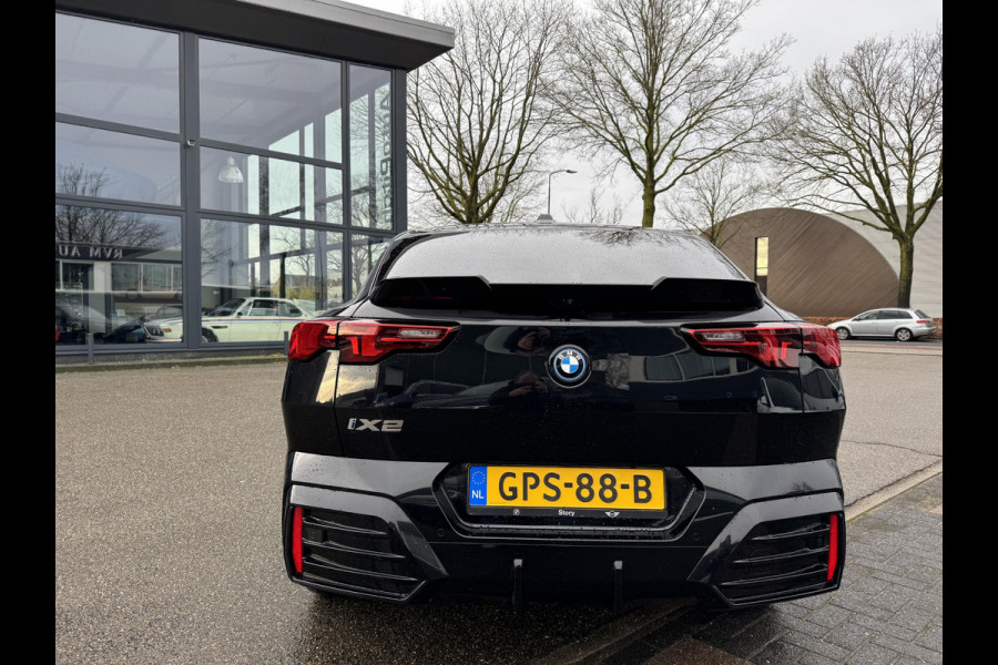 BMW iX2 eDrive20 67 kWh M SPORT | ORIG NL AUTO | 1E EIG. | TOPSTAAT! | 100% ONGEVAL VERLEDEN VRIJ! | DAB+ | ACTIVE GUARD | PARK PACKAGE | COMFORT ACCES | STOELVERWARMING ETC