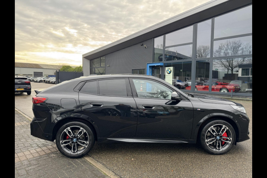 BMW iX2 eDrive20 67 kWh M SPORT | ORIG NL AUTO | 1E EIG. | TOPSTAAT! | 100% ONGEVAL VERLEDEN VRIJ! | DAB+ | ACTIVE GUARD | PARK PACKAGE | COMFORT ACCES | STOELVERWARMING ETC