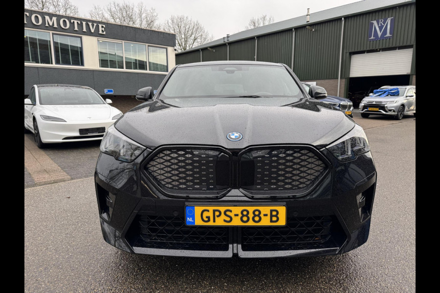 BMW iX2 eDrive20 67 kWh M SPORT | ORIG NL AUTO | 1E EIG. | TOPSTAAT! | 100% ONGEVAL VERLEDEN VRIJ! | DAB+ | ACTIVE GUARD | PARK PACKAGE | COMFORT ACCES | STOELVERWARMING ETC