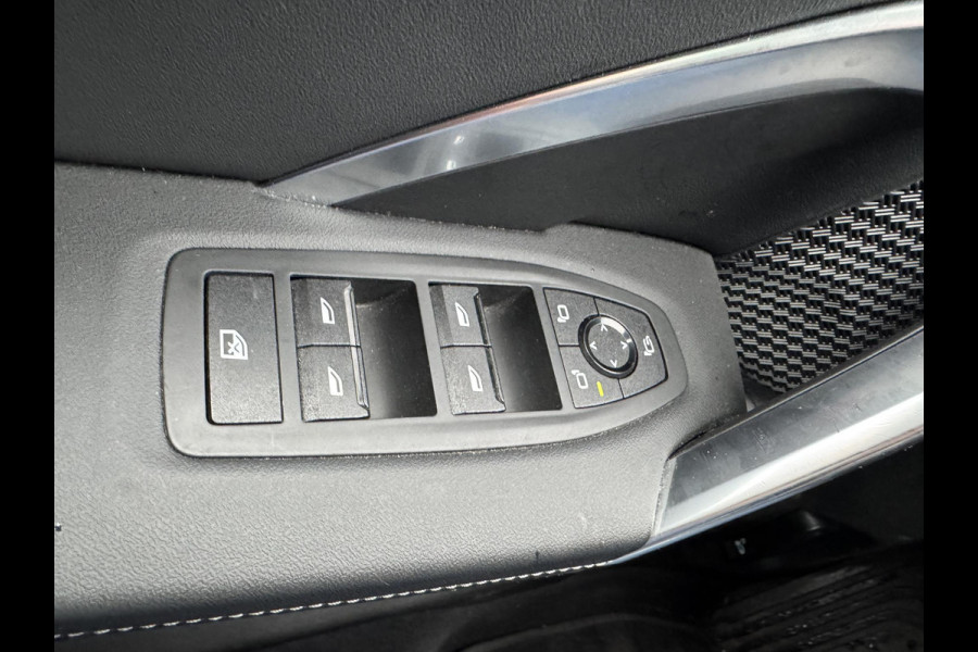 BMW iX2 eDrive20 67 kWh M SPORT | ORIG NL AUTO | 1E EIG. | TOPSTAAT! | 100% ONGEVAL VERLEDEN VRIJ! | DAB+ | ACTIVE GUARD | PARK PACKAGE | COMFORT ACCES | STOELVERWARMING ETC