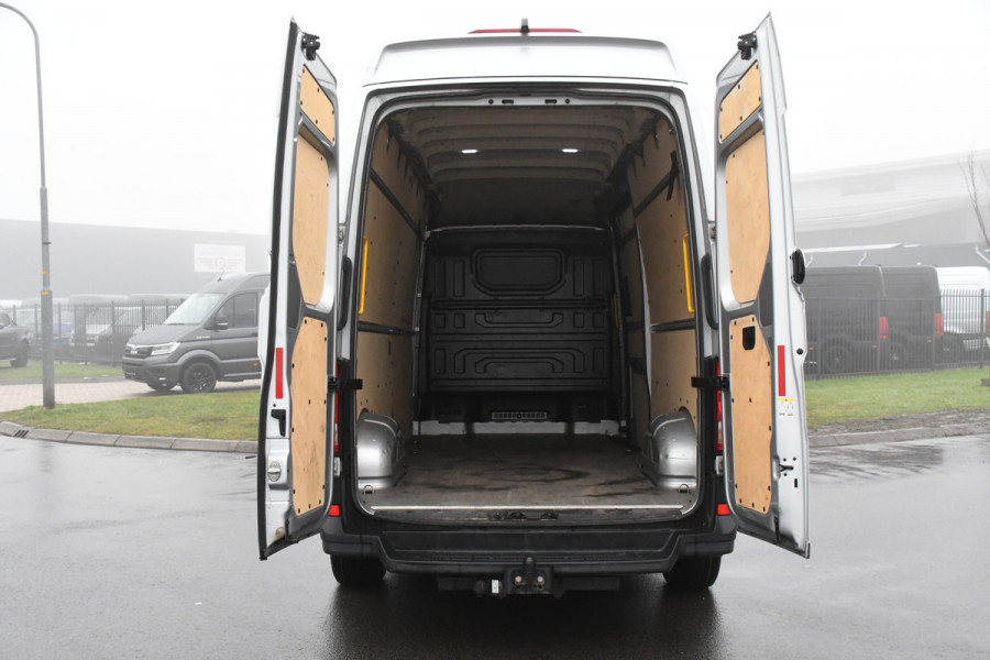 Volkswagen Crafter 35 2.0 TDI L4H4 Highline Adaptieve Cruise, Camera, Carplay, LED, Clima, Automaat, Sensoren, 177pk, Trekhaak, Sensoren, Uniek! camper project