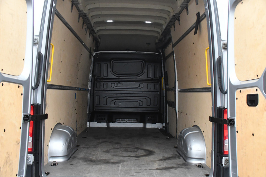 Volkswagen Crafter 35 2.0 TDI L4H4 Highline Adaptieve Cruise, Camera, Carplay, LED, Clima, Automaat, Sensoren, 177pk, Trekhaak, Sensoren, Uniek! camper project