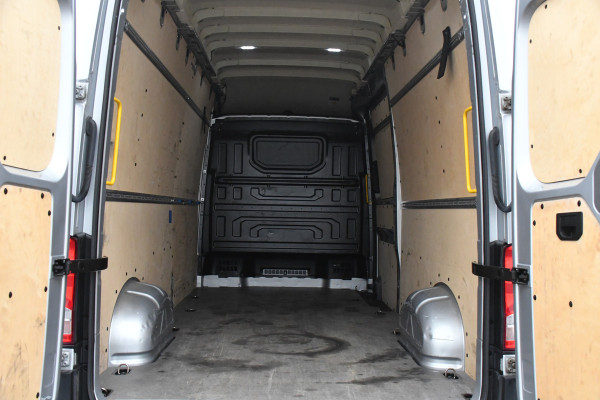 Volkswagen Crafter 35 2.0 TDI L4H4 Highline Adaptieve Cruise, Camera, Carplay, LED, Clima, Automaat, Sensoren, 177pk, Trekhaak, Sensoren, Uniek! camper project