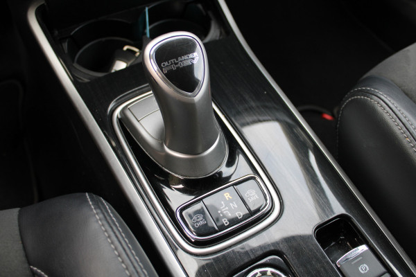 Mitsubishi Outlander 2.0 PHEV Premium 4WD NAVI TREKHAAK ECC 112000KM!!