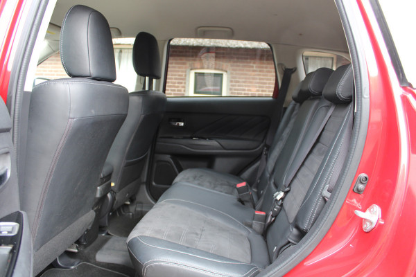 Mitsubishi Outlander 2.0 PHEV Premium 4WD NAVI TREKHAAK ECC 112000KM!!