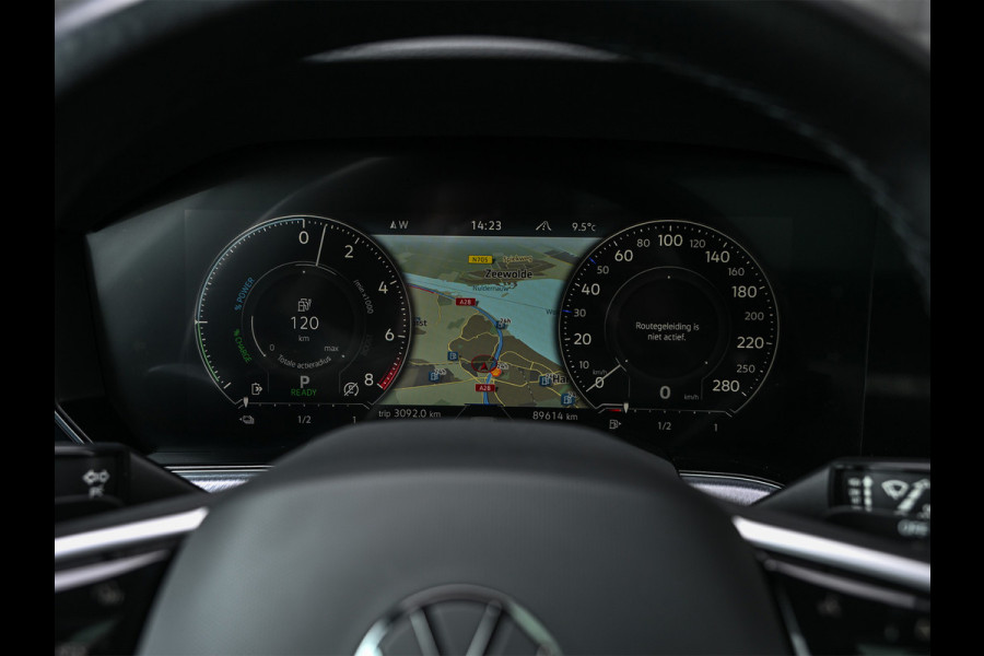 Volkswagen Touareg 3.0 TSi 4MOTION R · Panoramadak · Luchtvering · Adaptive Cruise Control · Memory Seats · Camera · Keyless entree · Blis · Ambian