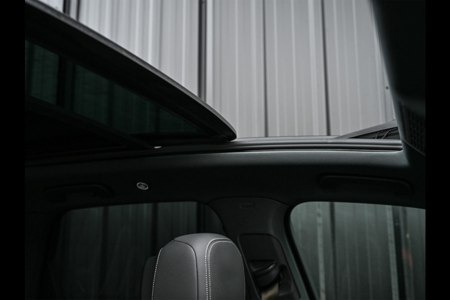 Volkswagen Touareg 3.0 TSi 4MOTION R · Panoramadak · Luchtvering · Adaptive Cruise Control · Memory Seats · Camera · Keyless entree · Blis · Ambian