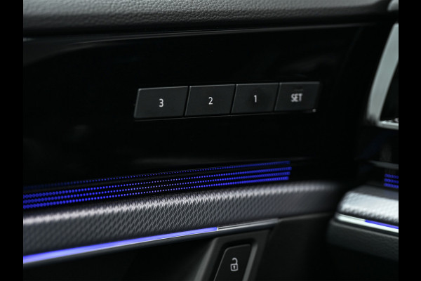 Volkswagen Touareg 3.0 TSi 4MOTION R · Panoramadak · Luchtvering · Adaptive Cruise Control · Memory Seats · Camera · Keyless entree · Blis · Ambian