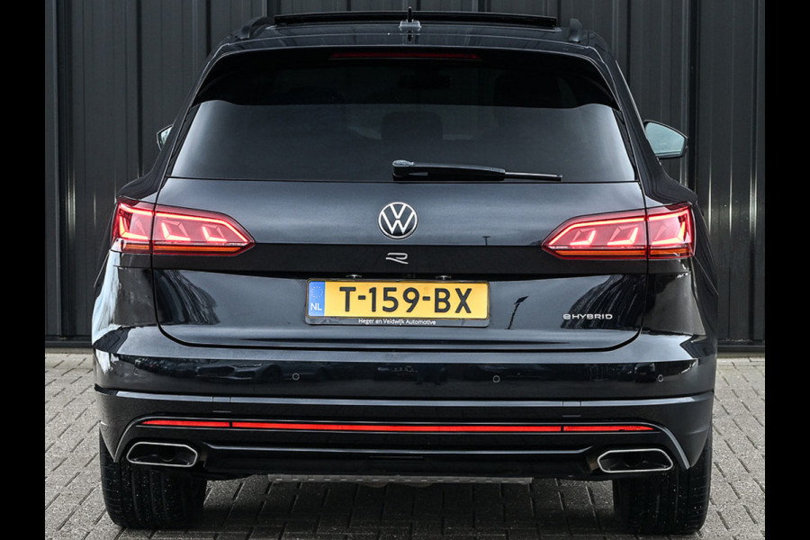 Volkswagen Touareg 3.0 TSi 4MOTION R · Panoramadak · Luchtvering · Adaptive Cruise Control · Memory Seats · Camera · Keyless entree · Blis · Ambian