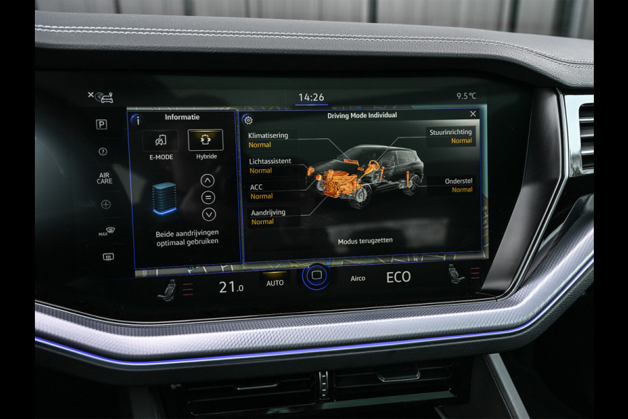 Volkswagen Touareg 3.0 TSi 4MOTION R · Panoramadak · Luchtvering · Adaptive Cruise Control · Memory Seats · Camera · Keyless entree · Blis · Ambian