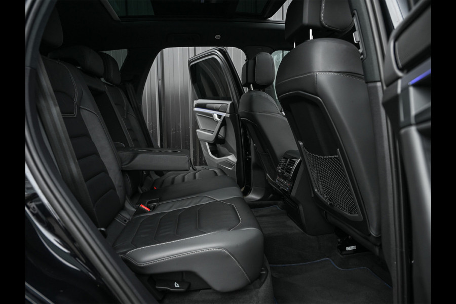 Volkswagen Touareg 3.0 TSi 4MOTION R · Panoramadak · Luchtvering · Adaptive Cruise Control · Memory Seats · Camera · Keyless entree · Blis · Ambian