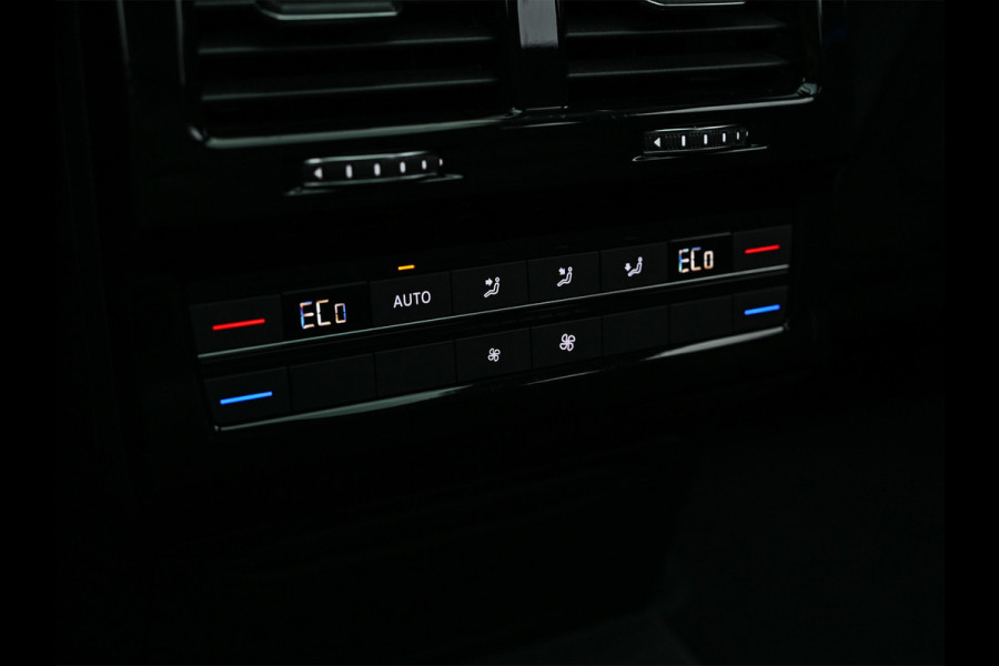 Volkswagen Touareg 3.0 TSi 4MOTION R · Panoramadak · Luchtvering · Adaptive Cruise Control · Memory Seats · Camera · Keyless entree · Blis · Ambian