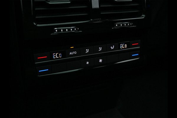 Volkswagen Touareg 3.0 TSi 4MOTION R · Panoramadak · Luchtvering · Adaptive Cruise Control · Memory Seats · Camera · Keyless entree · Blis · Ambian