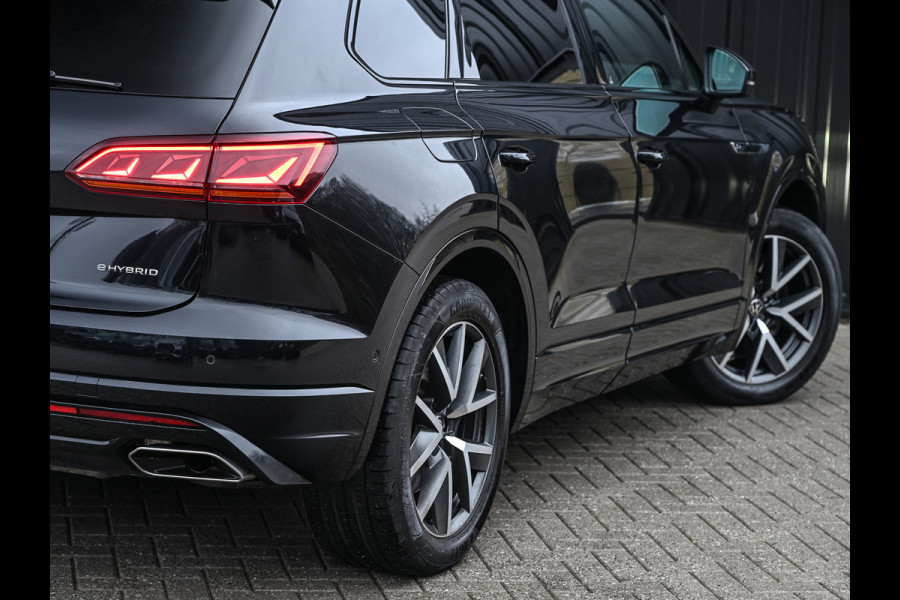 Volkswagen Touareg 3.0 TSi 4MOTION R · Panoramadak · Luchtvering · Adaptive Cruise Control · Memory Seats · Camera · Keyless entree · Blis · Ambian
