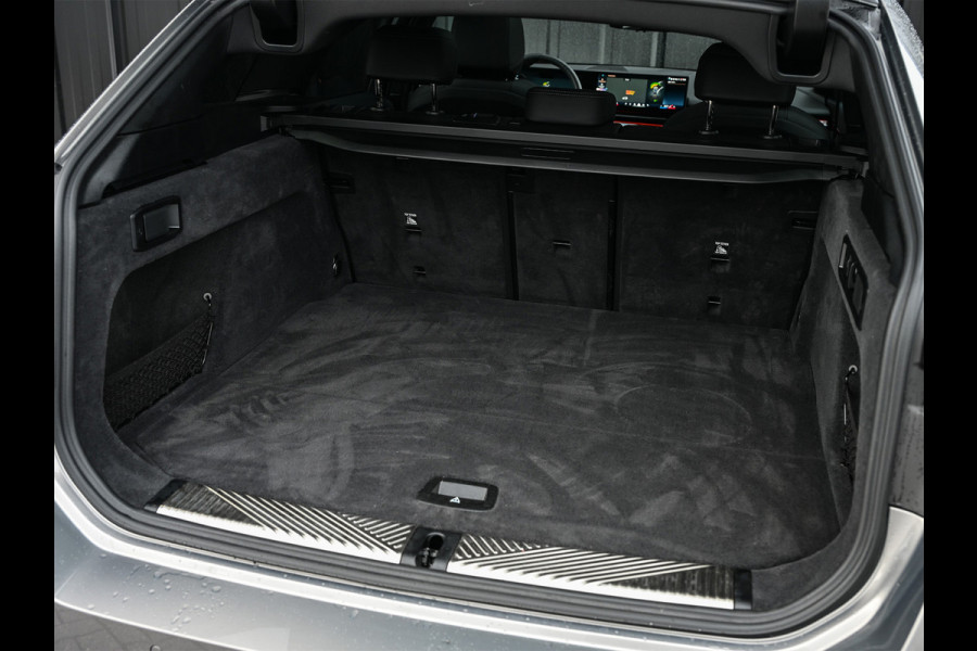 BMW 5 Serie Touring 530e xDrive · M Sportpaket Pro ·Harman Kardon · M Sport Suspension · Adaptive Led · Driving Assistant Plus · Ambient Lig
