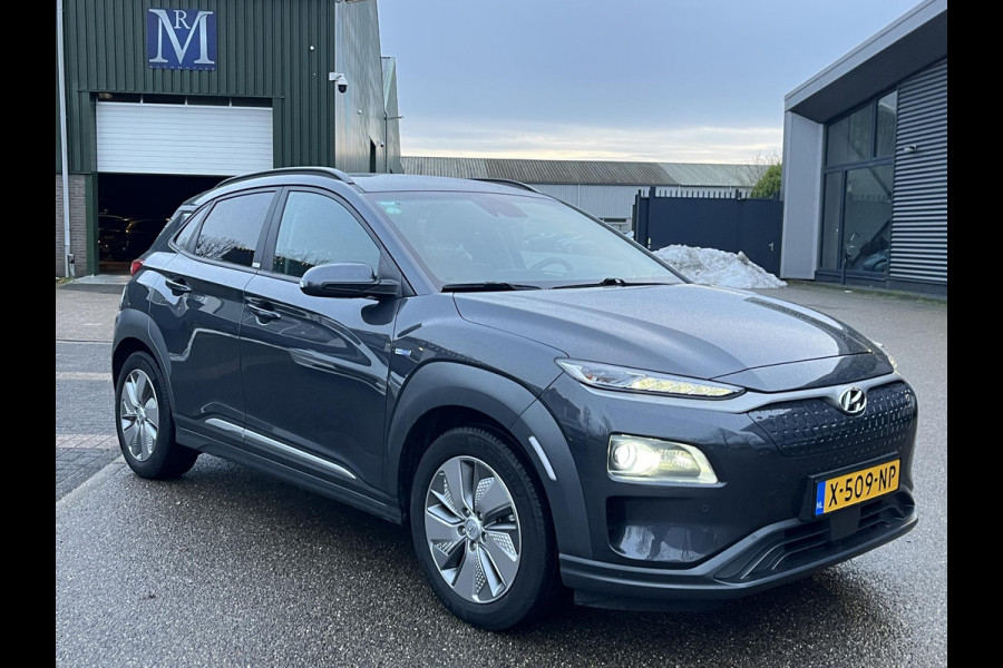 Hyundai Kona EV Premium 64 kWh SOH 100% | 3-Fase | Warmtepomp | Stoel- & Stuurverwarming | Afneembare Trekhaak | Volledig Hyundai-dealer onderhouden