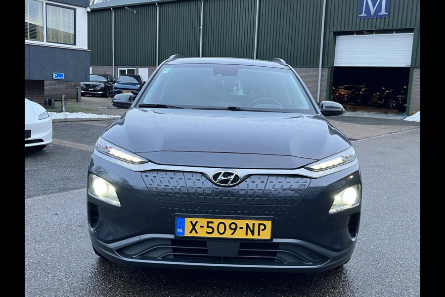 Hyundai Kona EV Premium 64 kWh SOH 100% | 3-Fase | Warmtepomp | Stoel- & Stuurverwarming | Afneembare Trekhaak | Volledig Hyundai-dealer onderhouden