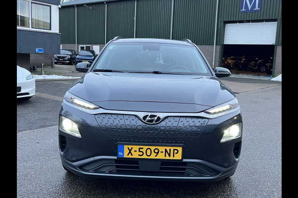Hyundai Kona EV Premium 64 kWh SOH 100% | 3-Fase | Warmtepomp | Stoel- & Stuurverwarming | Afneembare Trekhaak | Volledig Hyundai-dealer onderhouden