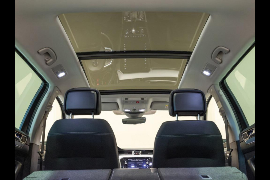 Volkswagen Passat Variant 1.5 TSI Comfort Business / 150pk / Panoramadak / Trekhaak / Achteruitrijcamera