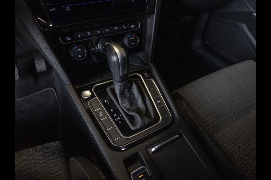 Volkswagen Passat Variant 1.5 TSI Comfort Business / 150pk / Panoramadak / Trekhaak / Achteruitrijcamera