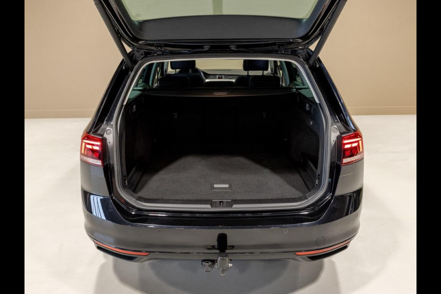 Volkswagen Passat Variant 1.5 TSI Comfort Business / 150pk / Panoramadak / Trekhaak / Achteruitrijcamera