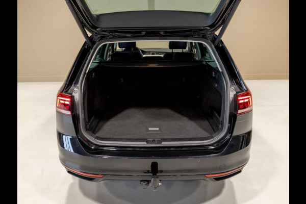 Volkswagen Passat Variant 1.5 TSI Comfort Business / 150pk / Panoramadak / Trekhaak / Achteruitrijcamera