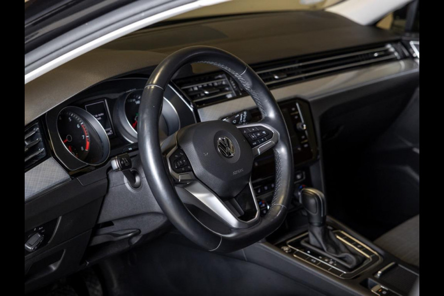 Volkswagen Passat Variant 1.5 TSI Comfort Business / 150pk / Panoramadak / Trekhaak / Achteruitrijcamera