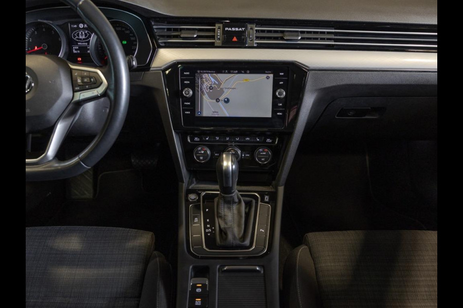 Volkswagen Passat Variant 1.5 TSI Comfort Business / 150pk / Panoramadak / Trekhaak / Achteruitrijcamera
