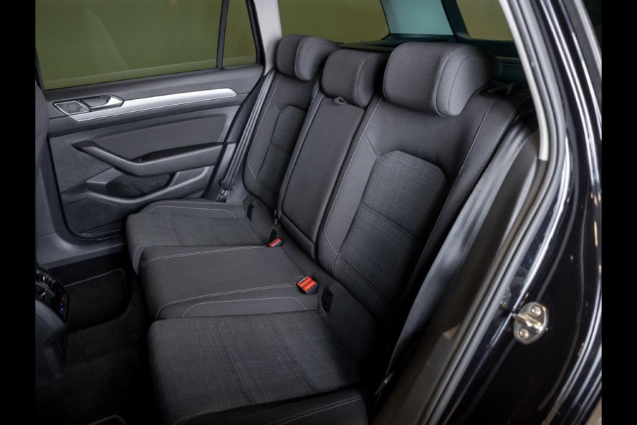 Volkswagen Passat Variant 1.5 TSI Comfort Business / 150pk / Panoramadak / Trekhaak / Achteruitrijcamera