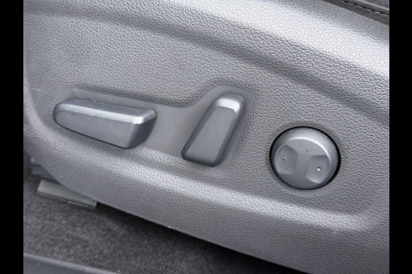 Hyundai Kona EV 64kWh SOH 100% Fase 3 Warmtepomp Leer+Elektr+Verwarmd+Gekoeld! Schuif-/kanteldak Head-Up Display Adap.Cruise Apple Carplay An Keyless Stuurverwarming Blind Spot Monitoring Lane Assist DAB Led Origineel Nederlandse Auto Super compleet! € 46000 nieuw