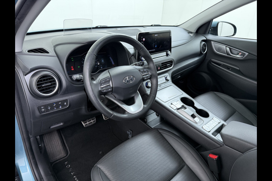 Hyundai Kona EV 64kWh SOH 100% Fase 3 Warmtepomp Leer+Elektr+Verwarmd+Gekoeld! Schuif-/kanteldak Head-Up Display Adap.Cruise Apple Carplay An Keyless Stuurverwarming Blind Spot Monitoring Lane Assist DAB Led Origineel Nederlandse Auto Super compleet! € 46000 nieuw