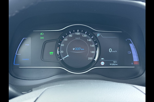 Hyundai Kona EV 64kWh SOH 100% Fase 3 Warmtepomp Leer+Elektr+Verwarmd+Gekoeld! Schuif-/kanteldak Head-Up Display Adap.Cruise Apple Carplay An Keyless Stuurverwarming Blind Spot Monitoring Lane Assist DAB Led Origineel Nederlandse Auto Super compleet! € 46000 nieuw
