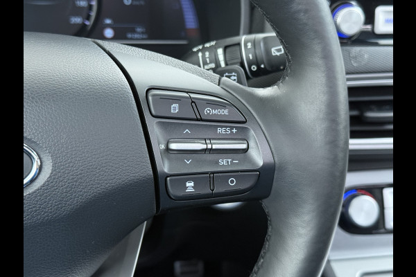 Hyundai Kona EV 64kWh SOH 100% Fase 3 Warmtepomp Leer+Elektr+Verwarmd+Gekoeld! Schuif-/kanteldak Head-Up Display Adap.Cruise Apple Carplay An Keyless Stuurverwarming Blind Spot Monitoring Lane Assist DAB Led Origineel Nederlandse Auto Super compleet! € 46000 nieuw