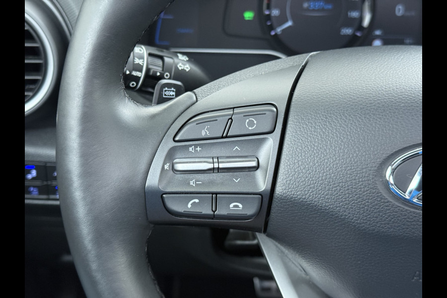Hyundai Kona EV 64kWh SOH 100% Fase 3 Warmtepomp Leer+Elektr+Verwarmd+Gekoeld! Schuif-/kanteldak Head-Up Display Adap.Cruise Apple Carplay An Keyless Stuurverwarming Blind Spot Monitoring Lane Assist DAB Led Origineel Nederlandse Auto Super compleet! € 46000 nieuw