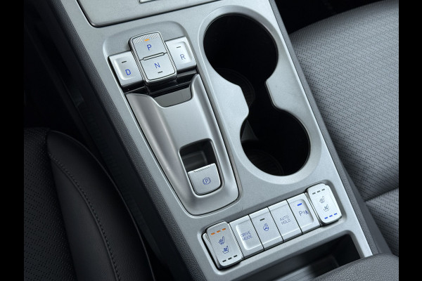 Hyundai Kona EV 64kWh SOH 100% Fase 3 Warmtepomp Leer+Elektr+Verwarmd+Gekoeld! Schuif-/kanteldak Head-Up Display Adap.Cruise Apple Carplay An Keyless Stuurverwarming Blind Spot Monitoring Lane Assist DAB Led Origineel Nederlandse Auto Super compleet! € 46000 nieuw