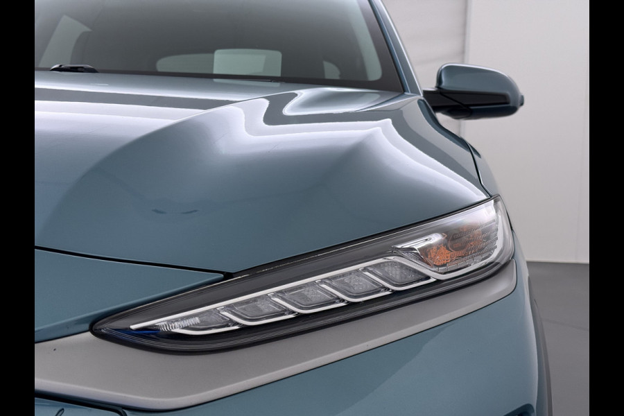Hyundai Kona EV 64kWh SOH 100% Fase 3 Warmtepomp Leer+Elektr+Verwarmd+Gekoeld! Schuif-/kanteldak Head-Up Display Adap.Cruise Apple Carplay An Keyless Stuurverwarming Blind Spot Monitoring Lane Assist DAB Led Origineel Nederlandse Auto Super compleet! € 46000 nieuw