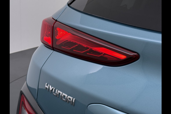 Hyundai Kona EV 64kWh SOH 100% Fase 3 Warmtepomp Leer+Elektr+Verwarmd+Gekoeld! Schuif-/kanteldak Head-Up Display Adap.Cruise Apple Carplay An Keyless Stuurverwarming Blind Spot Monitoring Lane Assist DAB Led Origineel Nederlandse Auto Super compleet! € 46000 nieuw