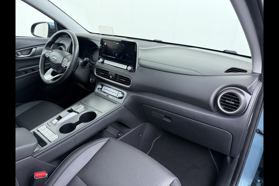 Hyundai Kona EV 64kWh SOH 100% Fase 3 Warmtepomp Leer+Elektr+Verwarmd+Gekoeld! Schuif-/kanteldak Head-Up Display Adap.Cruise Apple Carplay An Keyless Stuurverwarming Blind Spot Monitoring Lane Assist DAB Led Origineel Nederlandse Auto Super compleet! € 46000 nieuw