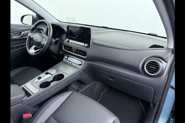 Hyundai Kona EV 64kWh SOH 100% Fase 3 Warmtepomp Leer+Elektr+Verwarmd+Gekoeld! Schuif-/kanteldak Head-Up Display Adap.Cruise Apple Carplay An Keyless Stuurverwarming Blind Spot Monitoring Lane Assist DAB Led Origineel Nederlandse Auto Super compleet! € 46000 nieuw