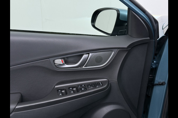 Hyundai Kona EV 64kWh SOH 100% Fase 3 Warmtepomp Leer+Elektr+Verwarmd+Gekoeld! Schuif-/kanteldak Head-Up Display Adap.Cruise Apple Carplay An Keyless Stuurverwarming Blind Spot Monitoring Lane Assist DAB Led Origineel Nederlandse Auto Super compleet! € 46000 nieuw