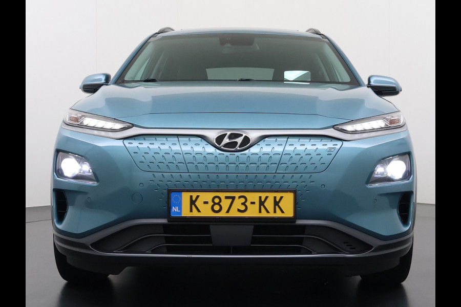 Hyundai Kona EV 64kWh SOH 100% Fase 3 Warmtepomp Leer+Elektr+Verwarmd+Gekoeld! Schuif-/kanteldak Head-Up Display Adap.Cruise Apple Carplay An Keyless Stuurverwarming Blind Spot Monitoring Lane Assist DAB Led Origineel Nederlandse Auto Super compleet! € 46000 nieuw