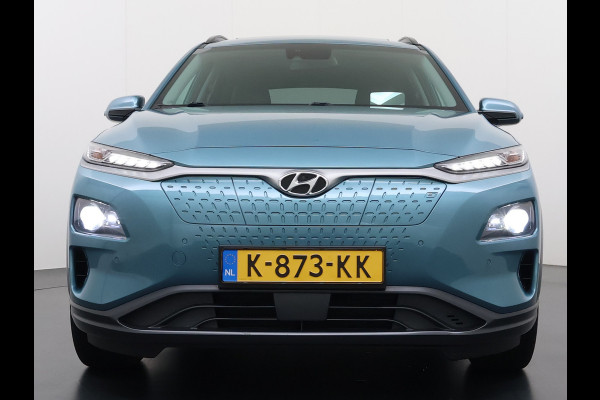 Hyundai Kona EV 64kWh SOH 100% Fase 3 Warmtepomp Leer+Elektr+Verwarmd+Gekoeld! Schuif-/kanteldak Head-Up Display Adap.Cruise Apple Carplay An Keyless Stuurverwarming Blind Spot Monitoring Lane Assist DAB Led Origineel Nederlandse Auto Super compleet! € 46000 nieuw