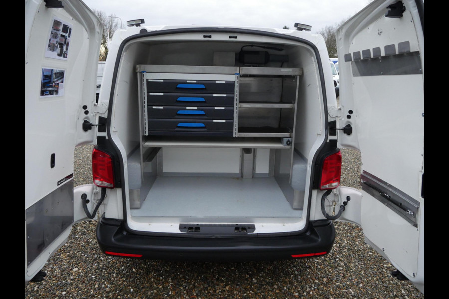 Volkswagen Transporter 2.0 TDI 150PK, L1H1, DSG-automaat, Airco, 2 x Schuifdeur, Dierenambulance-inrichting, Hondenvervoer