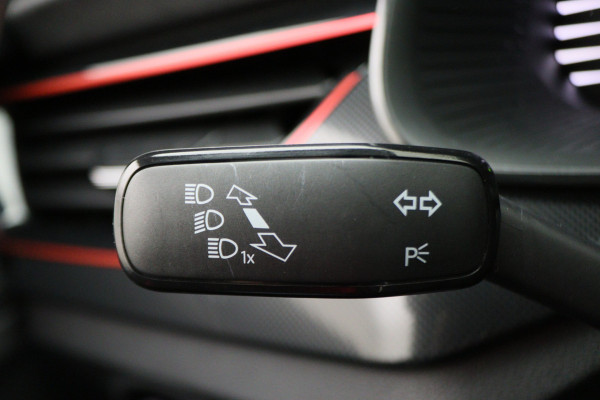 Škoda SCALA 1.0 TSI DSG Sport Business Panoramadak, Camera, ACC, Apple Carplay, Gebarenbesturing, LED, 17''