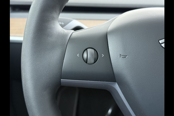 Tesla Model Y Performance 535pk AWD 75kWh SOH 95% Warmtepomp Panoramadak Navi Ecc Leder Lmv 21" Keyless Led Elek.Achterklep Memory Stoel+Stuurverwarming AMD-Ryzen­™-Processor 1e Eigenaar Origineel Nederlandse Auto Fabrieksgarantie tot 14-12-2027 Batterij en Motorgarantie tot 14-12-2031/192.000km