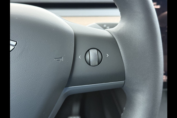 Tesla Model Y Performance 535pk AWD 75kWh SOH 95% Warmtepomp Panoramadak Navi Ecc Leder Lmv 21" Keyless Led Elek.Achterklep Memory Stoel+Stuurverwarming AMD-Ryzen­™-Processor 1e Eigenaar Origineel Nederlandse Auto Fabrieksgarantie tot 14-12-2027 Batterij en Motorgarantie tot 14-12-2031/192.000km