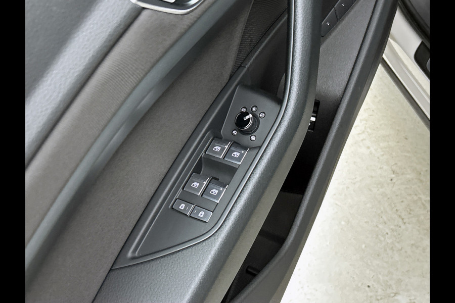 Audi e-tron 55 quattro Business edition 95 kWh (TREKHAAK AFNEEMBAAR, ELEKT. STOELEN, NAVIGATIE, CAMERA, 1e EIGENAAR)