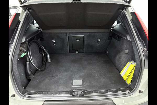 Volvo XC40 Recharge P8 AWD R-Design (PANORAMADAK, STOELVERWARMING, ELEKT. WEGKLAPBARE TREKHAAK, STUURVERWARMING, CAMERA)