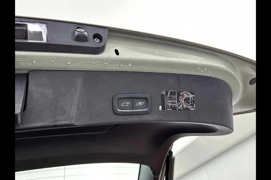 Volvo XC40 Recharge P8 AWD R-Design (PANORAMADAK, STOELVERWARMING, ELEKT. WEGKLAPBARE TREKHAAK, STUURVERWARMING, CAMERA)