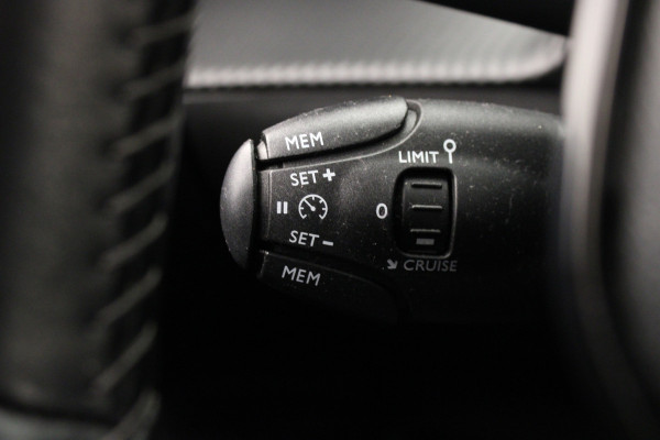 Peugeot 2008 1.2 PureTech Allure |Navi|Camera|